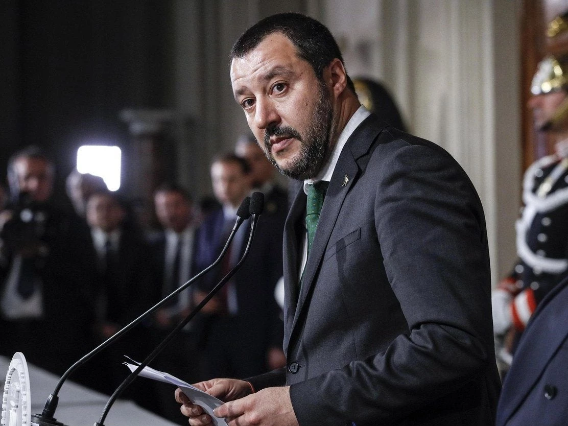 Ο Σαλβίνι «ταρακουνάει» τους Ευρωπαίους – Μέτωπο εθνών-κρατών στήνει η Ιταλία – «Όλη η Ευρώπη στέκεται στο πλευρό μου»